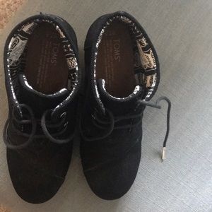 TOMS desert wedge black